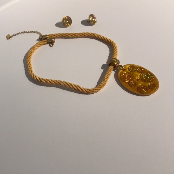 Jewelry - Picture 2 of 3